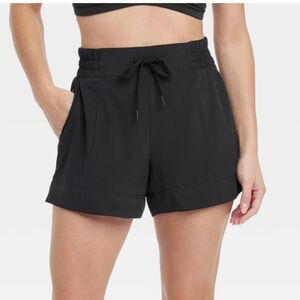 NWT Women's Woven Mid-Rise Shorts 4" - All In Motion™